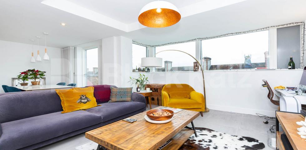 Luxury 2 bed two bath with balcony in a private modern development in Camden.  Cliff Villas, Camden 